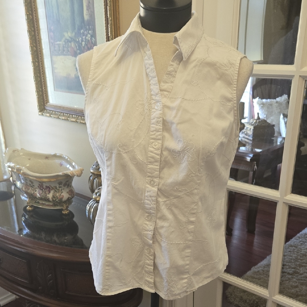Susan Bristol Embroidered White Sleeveless Top Fitted Button Front Stretch L EUC